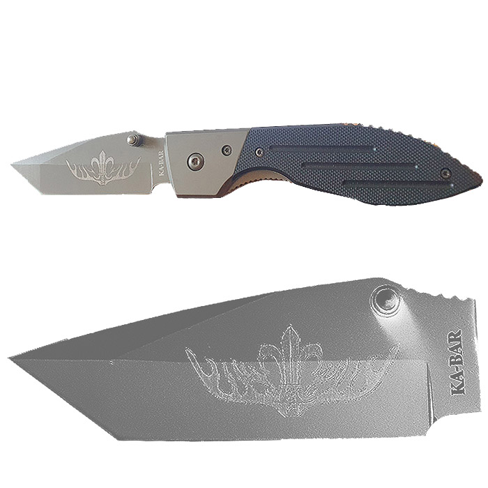 אולר KA-BAR 3074 Warthog Folder - להב טנטו חלק עם סמל יחידת אגוז חרוט על הלהב.